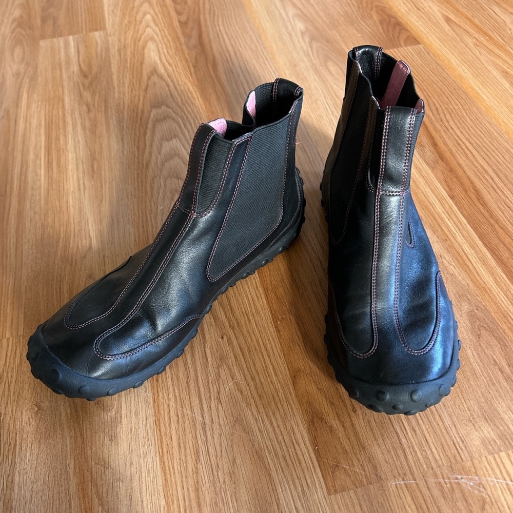 Nike G series Wingtip leather booties.